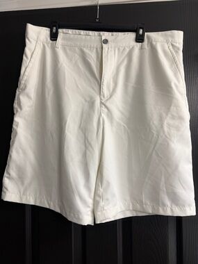Izod Men's White Flat-Front Shorts